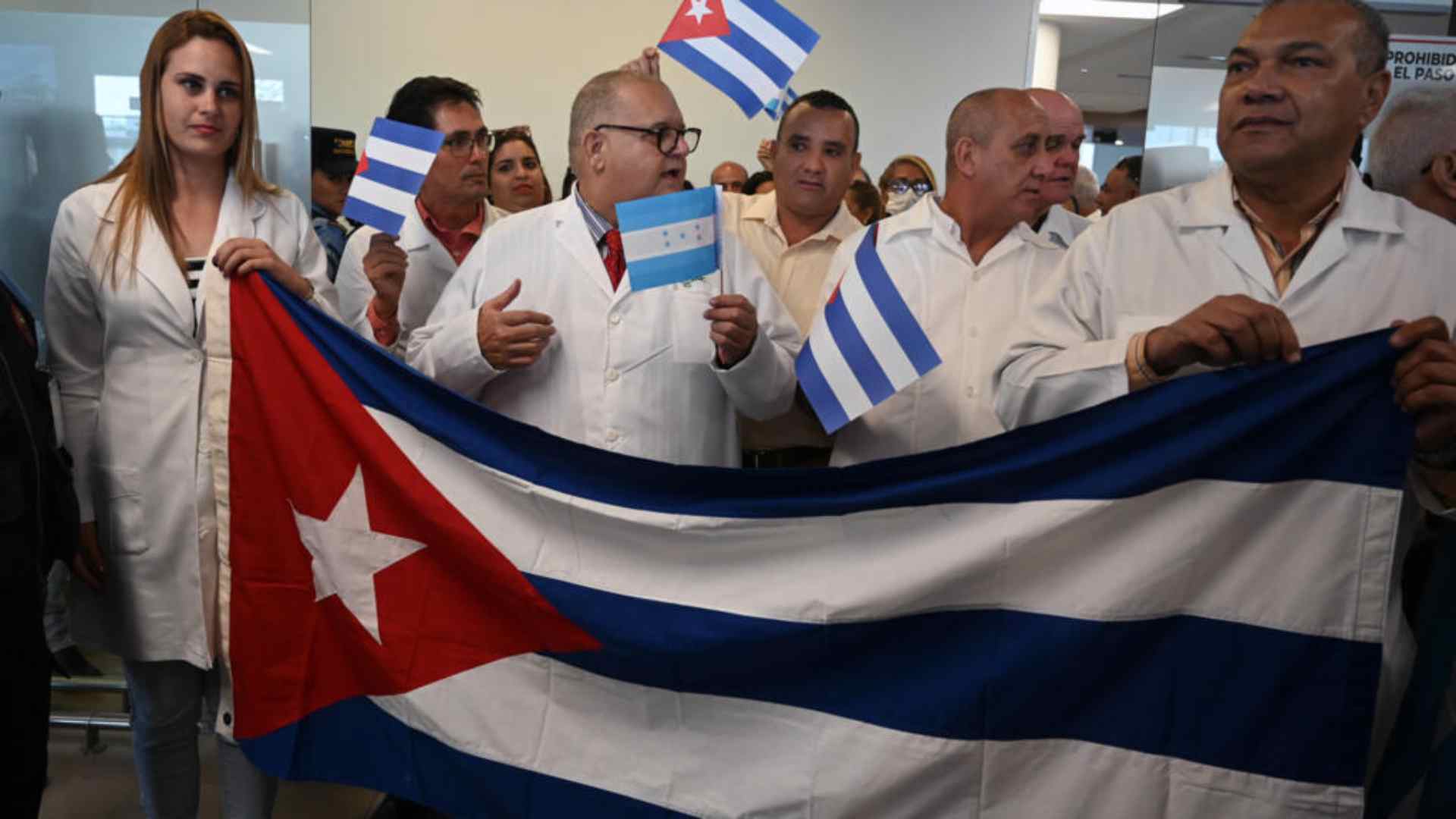 Colegio Médico afirma que contratación de cubanos desplazó plazas para hondureños