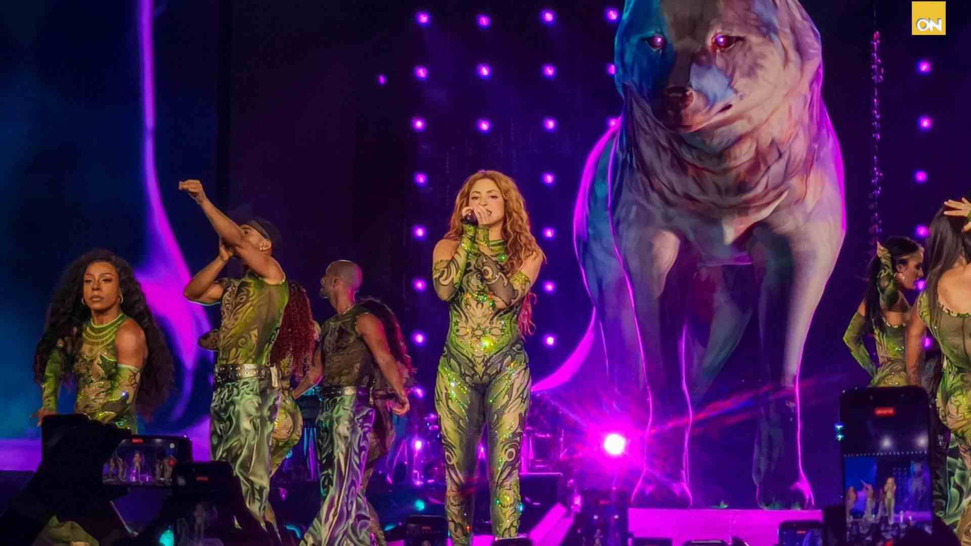 Shakira sufre caída en pleno concierto en El Salvador