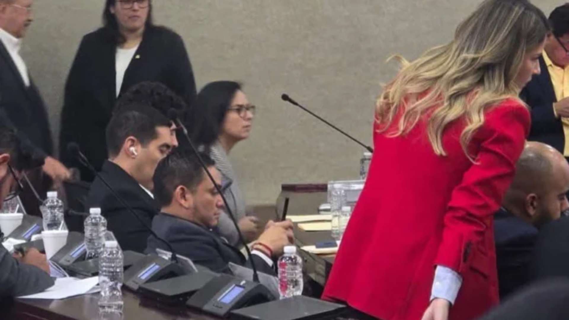 ¿Se fue corriendo? Diputada Isis Cuéllar abandona CN tras darse a conocer su orden de captura