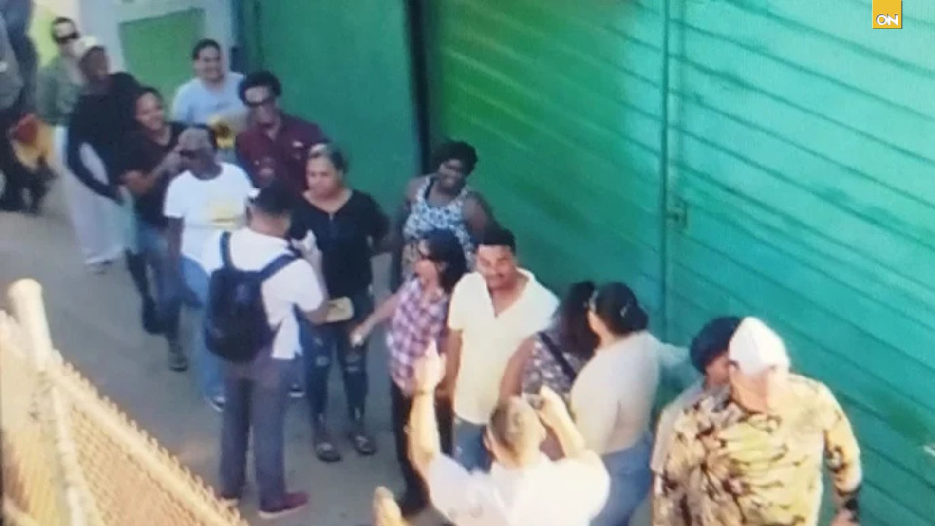 Entre escobazos y puñetazos: pelea de pobladores paraliza elecciones en Guanaja
