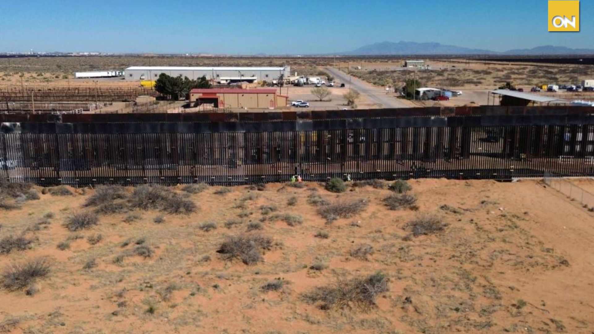 Así luce el nuevo muro negro de Estados Unidos que absorbe el calor en la frontera con México