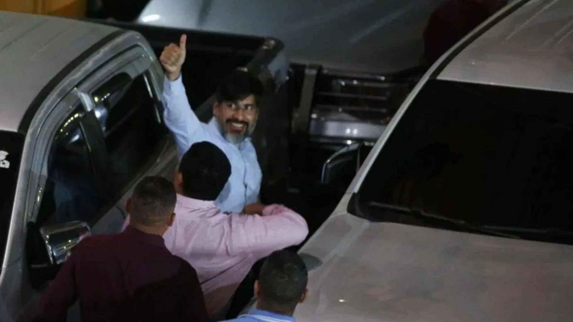Entre gestos de firmeza y una sonrisa, así dejó el Congreso Nacional Johel Zelaya