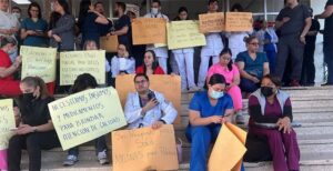 Pacientes que acudieron al Hospital Mario Catarino Rivas denunciaron retrasos en la atención médica debido al paro de médicos residentes que se mantiene en el centro asistencial.