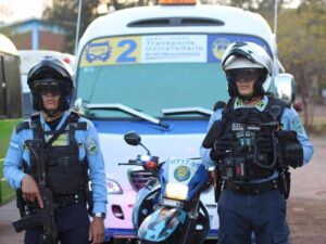 UNAH refuerza transporte universitario con policías
