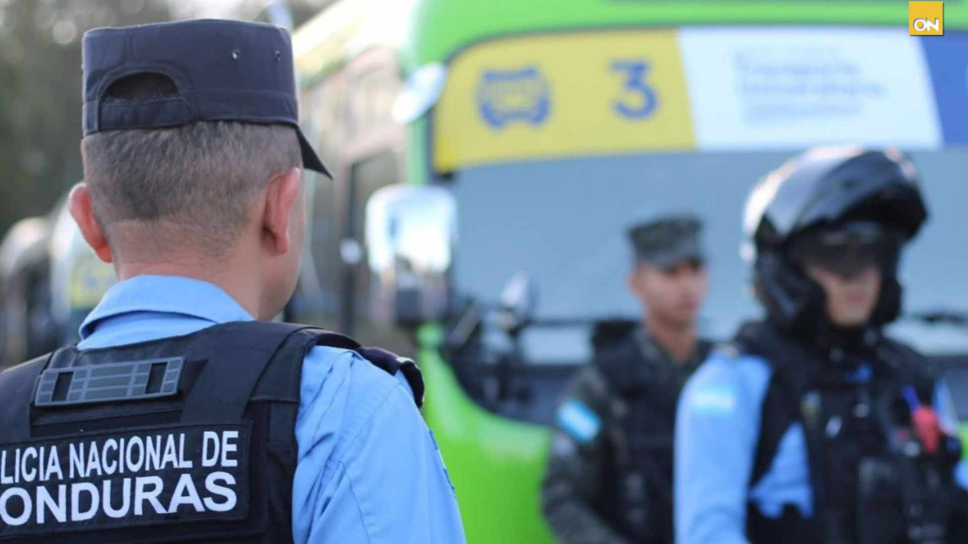 UNAH refuerza transporte universitario con policías