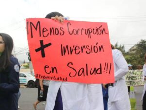Pacientes que acudieron al Hospital Mario Catarino Rivas denunciaron retrasos en la atención médica debido al paro de médicos residentes que se mantiene en el centro asistencial.