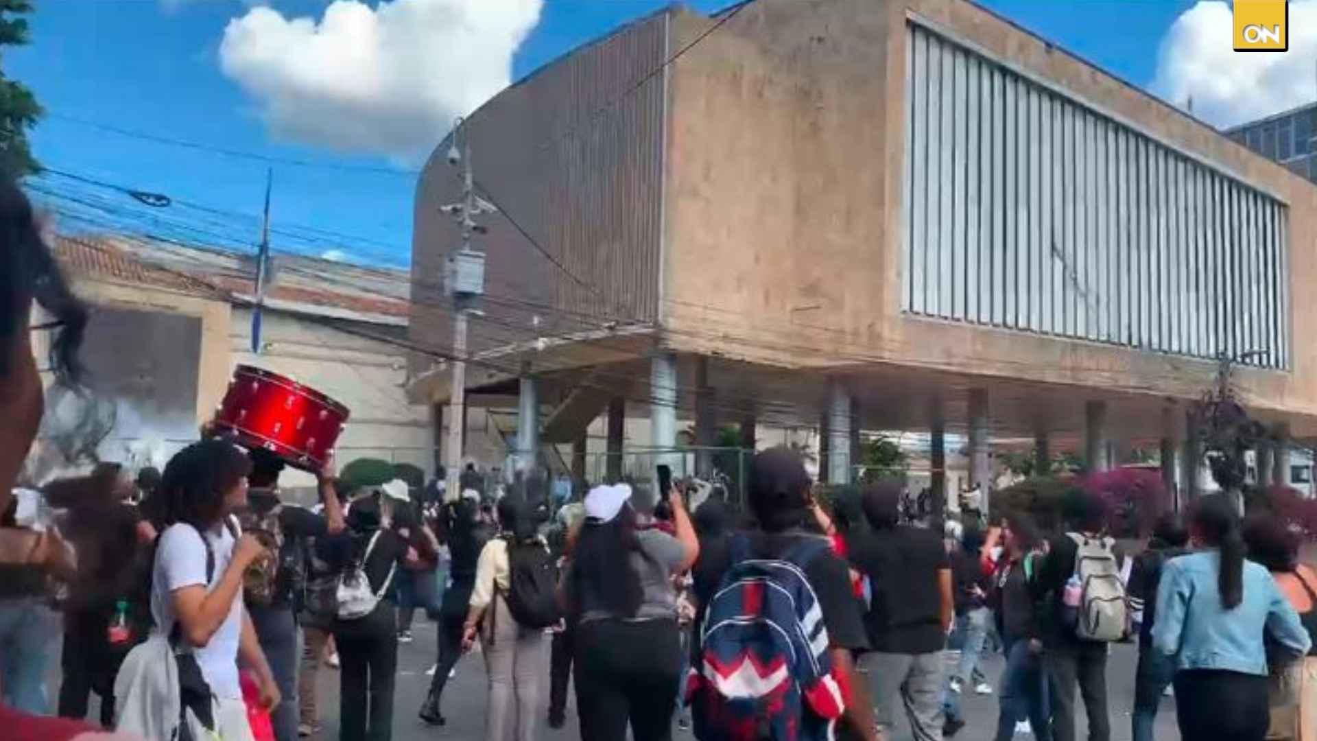Enfrentamientos entre supuesto encapuchados de la UNAH y policías en los bajos del CN