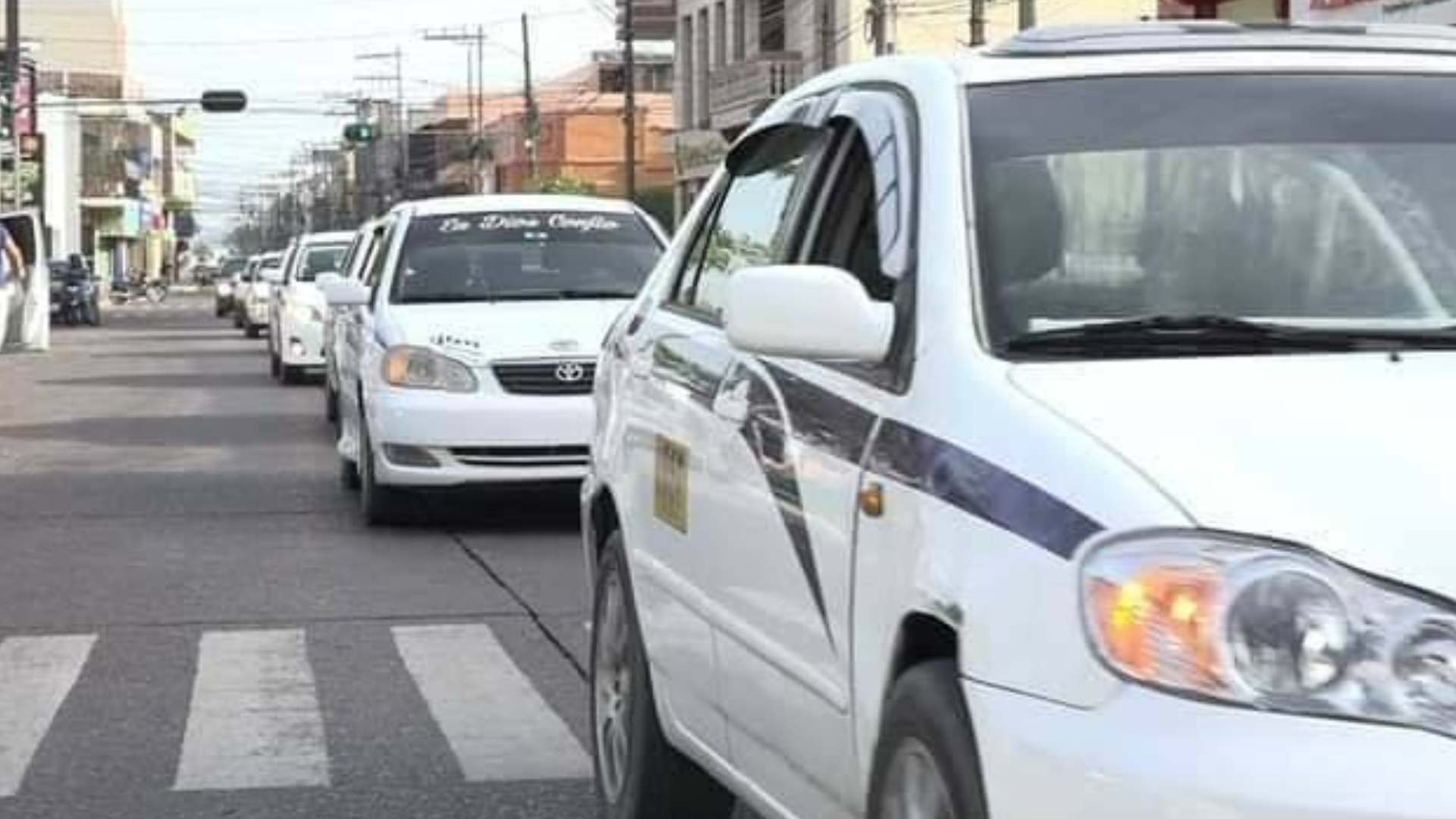 Negociación ante posible aumento de tarifa de taxis en Honduras