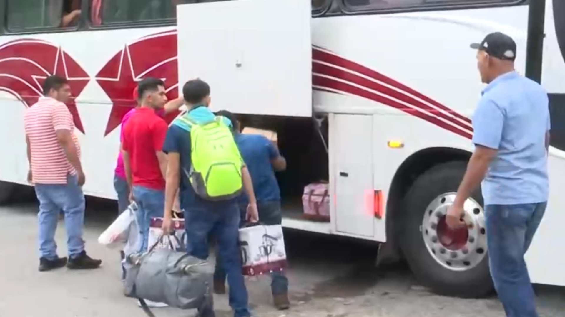 Terminales de buses llenas de viajeros desplazándose por Semana Santa