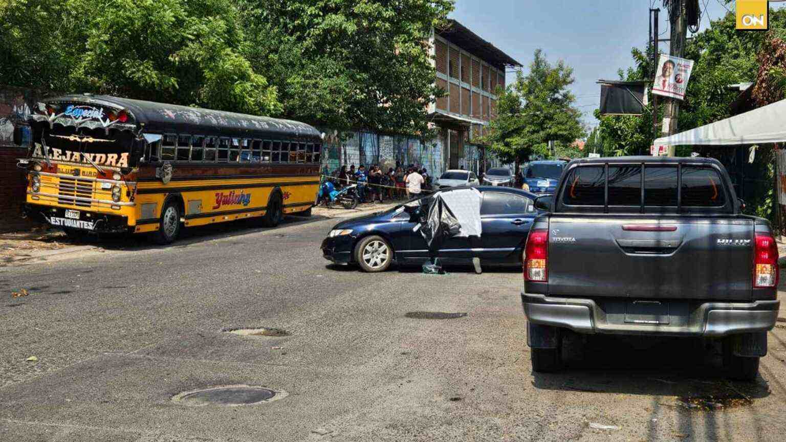 Acribillan a madre y su hijo frente al Instituto José Trinidad Reyes en SPS