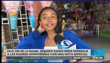 "Yo le di 500 pesos... Es que mi mamá es bien loca, usted" la graciosa respuesta de una florista al expresar sus sentimientos por el día de las madres