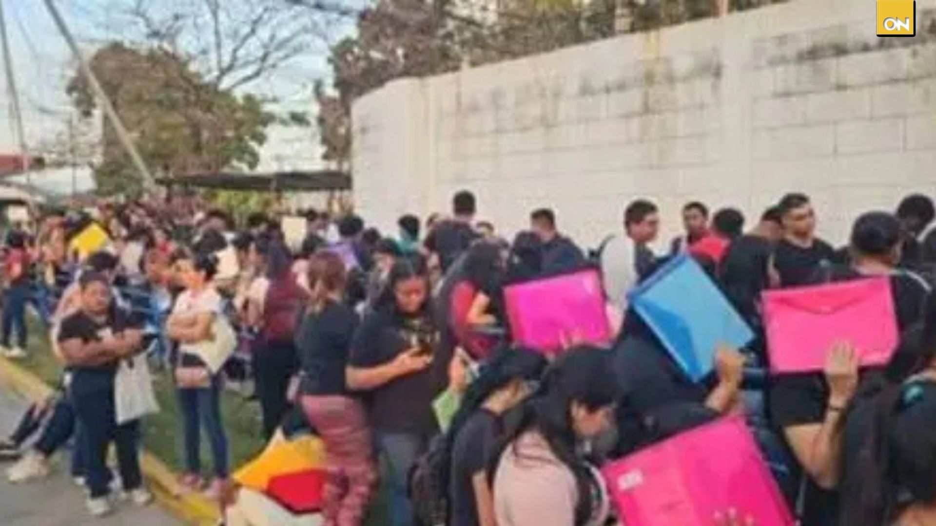 “Queremos trabajo”: multitud llega a maquila en busca de una oportunidad