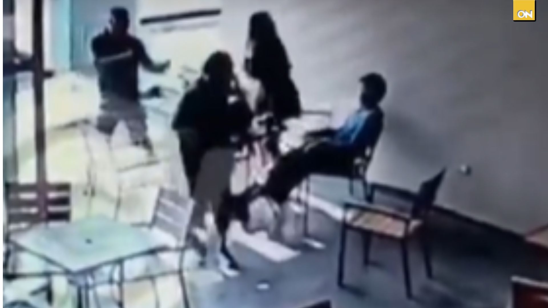 Cámaras captan violento ataque dentro de plaza comercial en Tegucigalpa