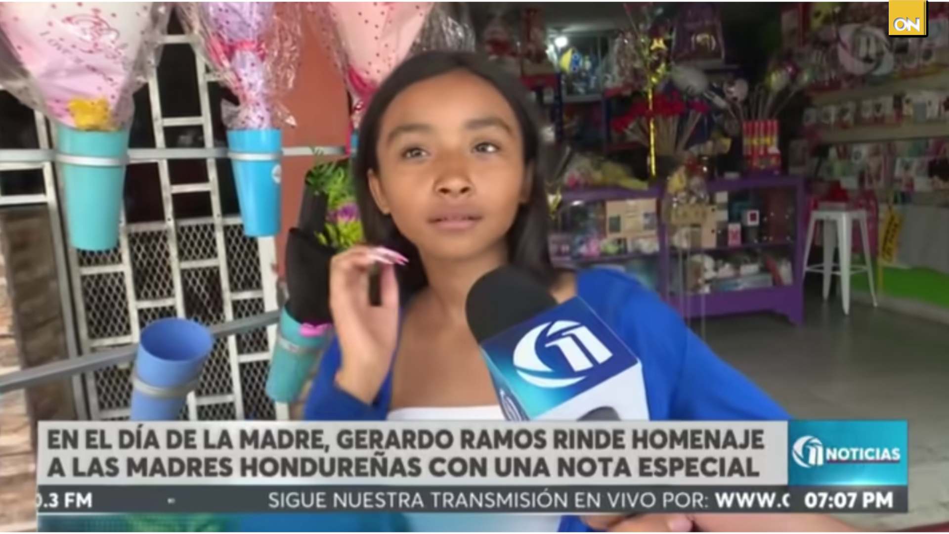 "Yo le di 500 pesos... Es que mi mamá es bien loca, usted" la graciosa respuesta de una florista al expresar sus sentimientos por el día de las madres