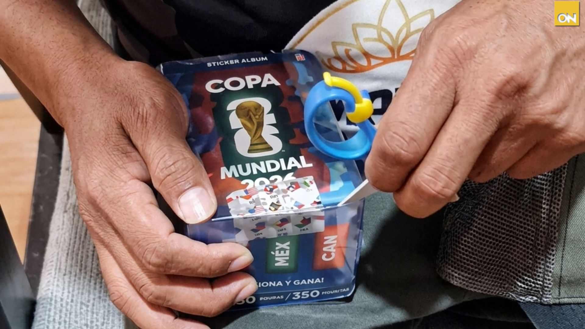 Hombre compra caja completa de Panini del Mundial y lo que recibe deja a todos en shock