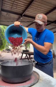 Roland García emociona en TikTok al cocinar platillo hondureño para pacientes en Olancho