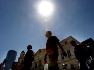 ¿Es peligroso? El Sol “desaparece la sombra” en Honduras y activa alerta por radiación UV