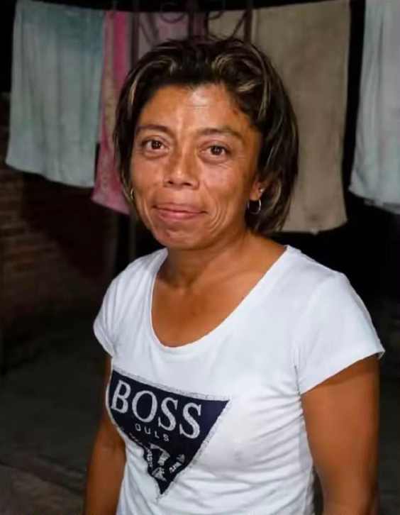 hondureño velando solo esposa