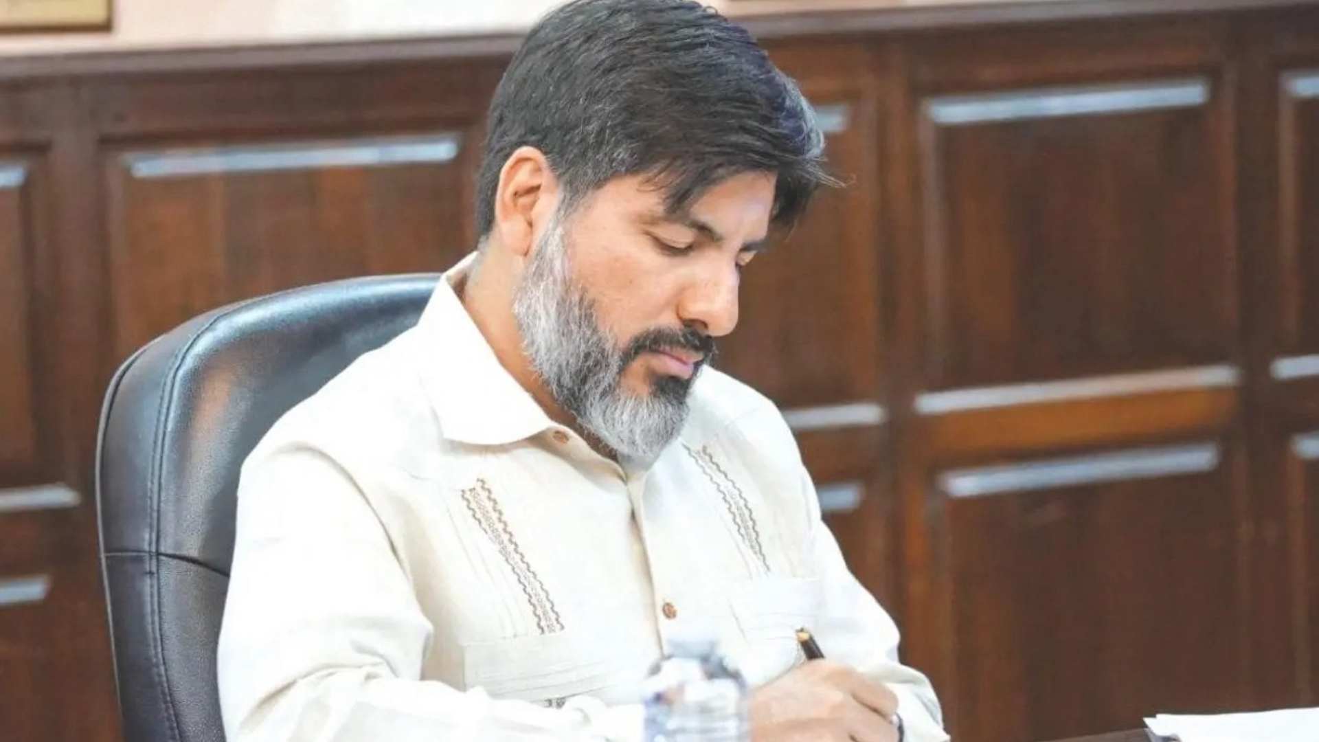 Johel Zelaya presenta recurso de amparo y brinda declaraciones