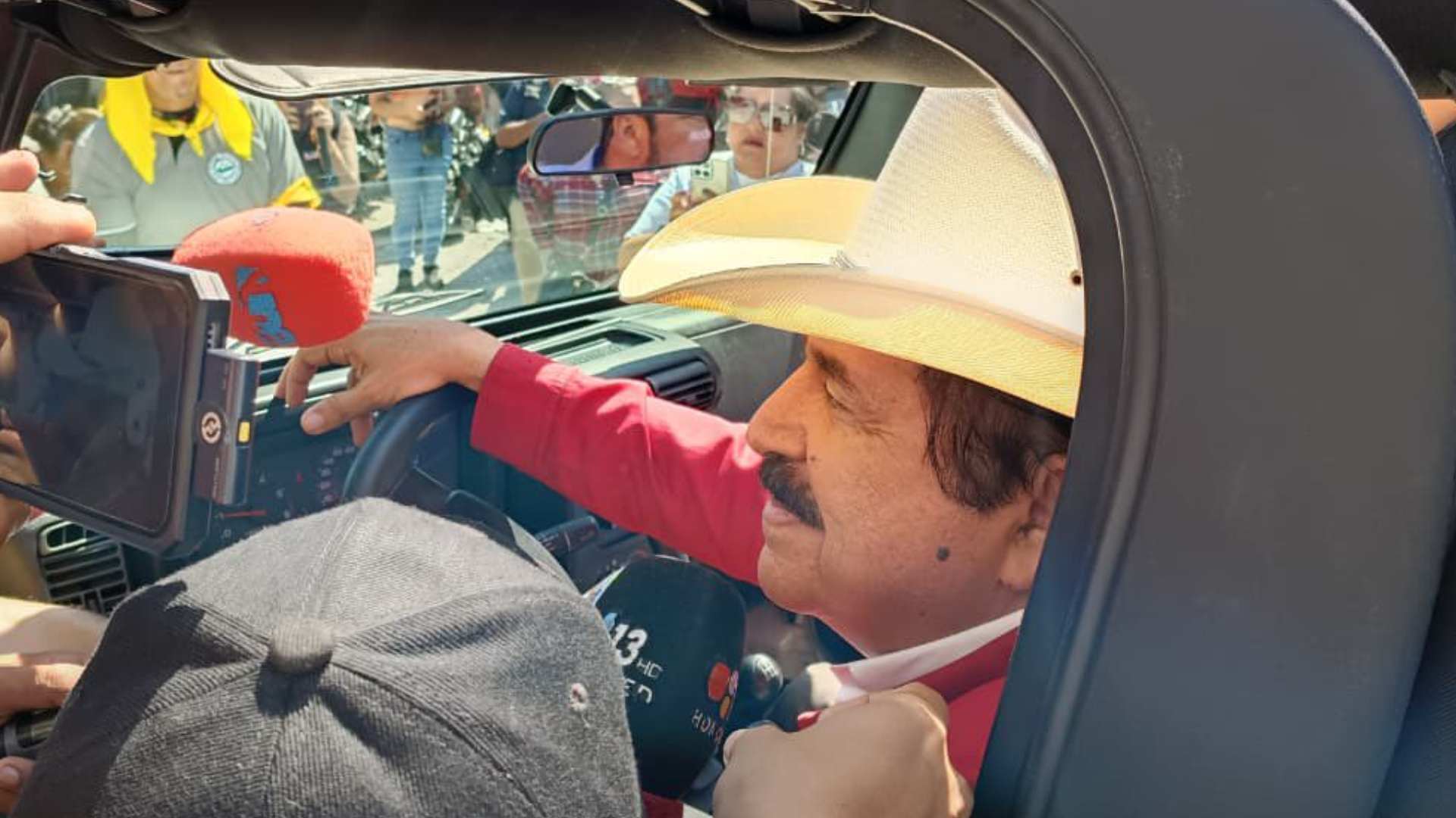 Mel Zelaya se hace presente en marcha del 1 de mayo