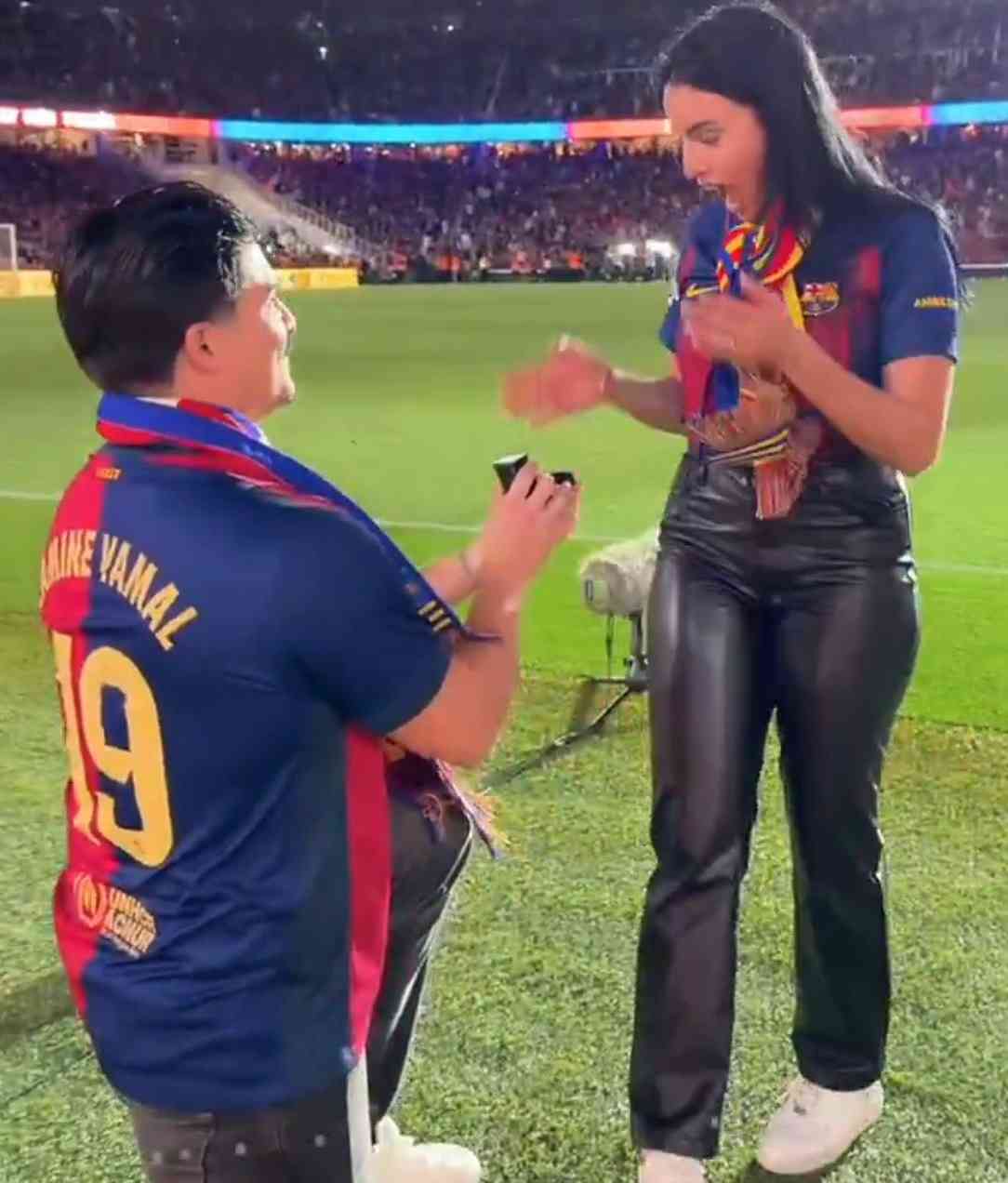 pareja se compromete Camp Nou
