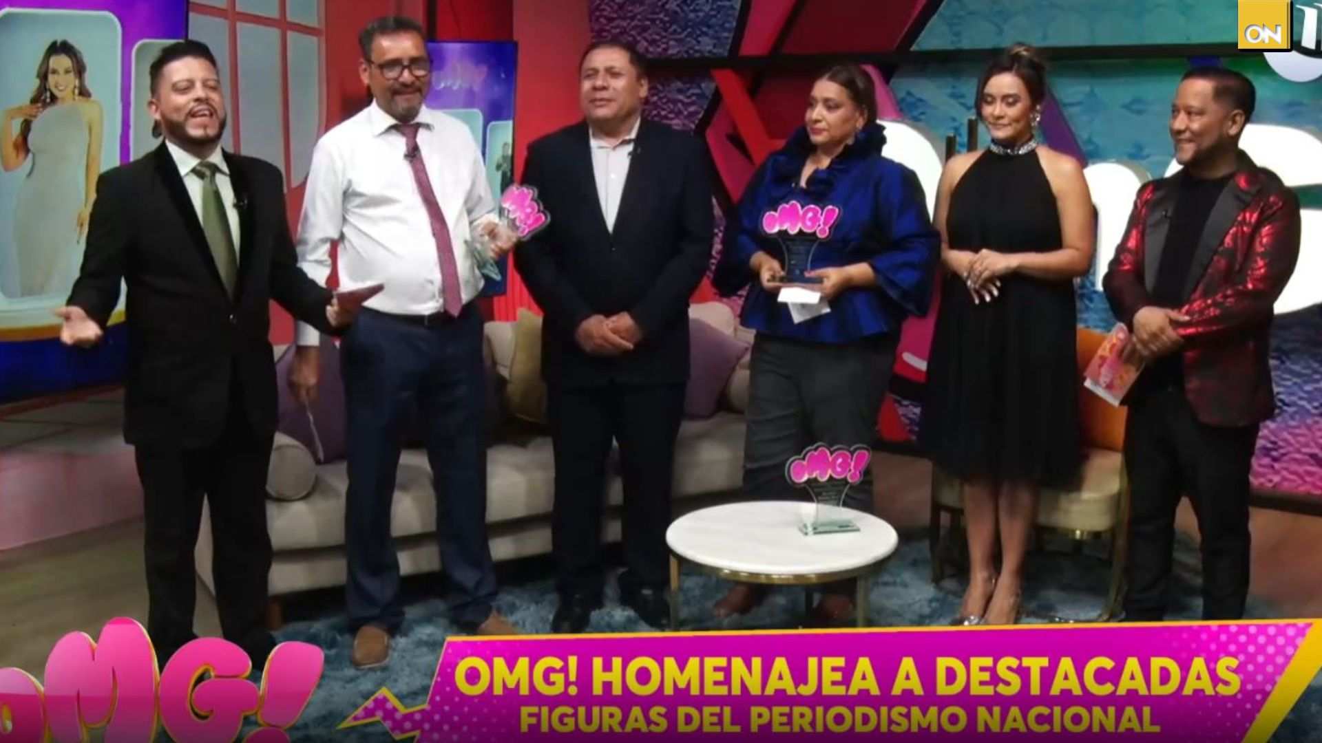 Presentadores del programa de OMG junto a Canal 11 reconocen la trayectoria de destacados periodistas de la casa televisora