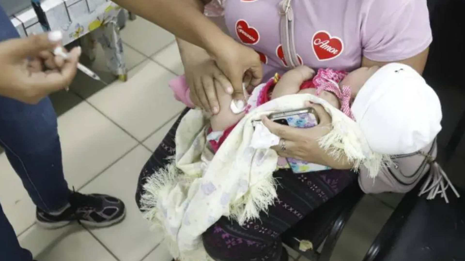 Retiran dosis de vacunas tras muertes de menores en Honduras