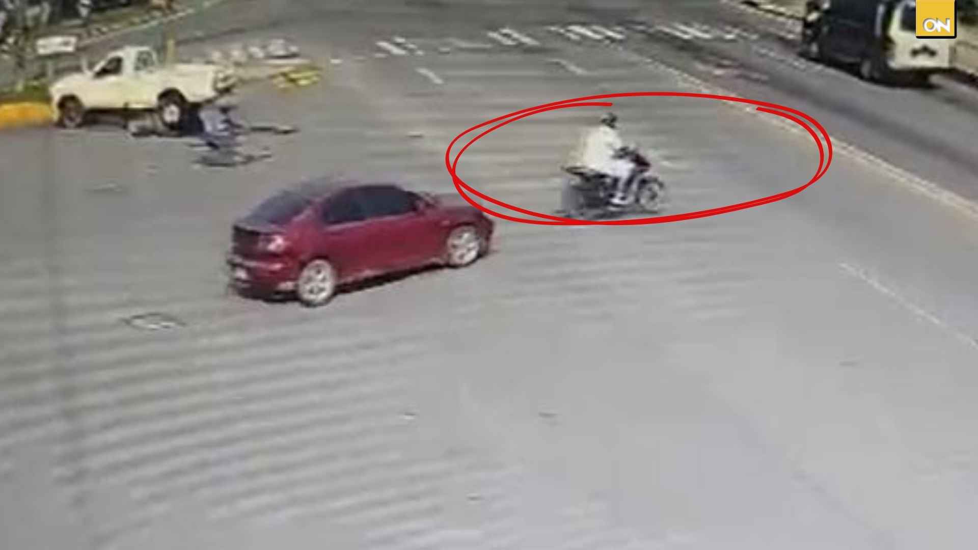Cámaras de seguridad captan el momento en que una mujer embiste a su expareja en La Ceiba