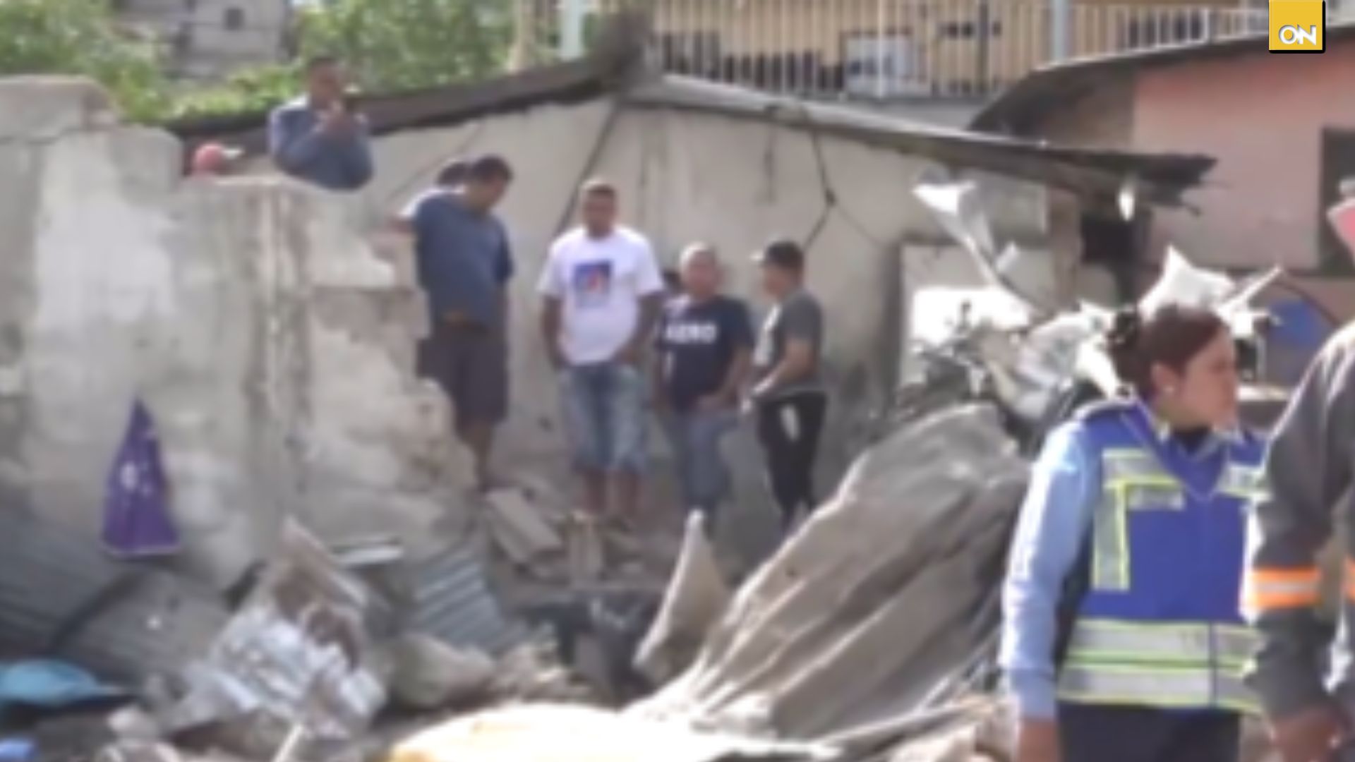Imágenes: Juguetes de una niña, concreto destruido y el dolor de una comunidad; así amanece Villa Nueva tras la tragedia