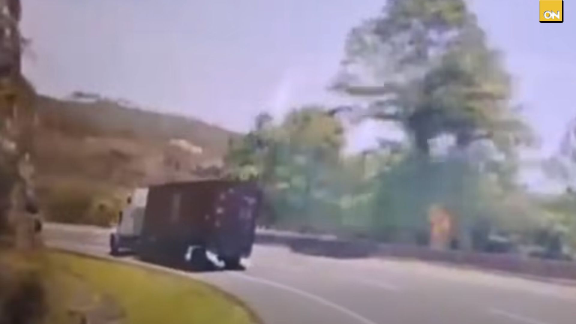 Conductor evita una tragedia tras perder estabilidad en una curva de El Rodeo