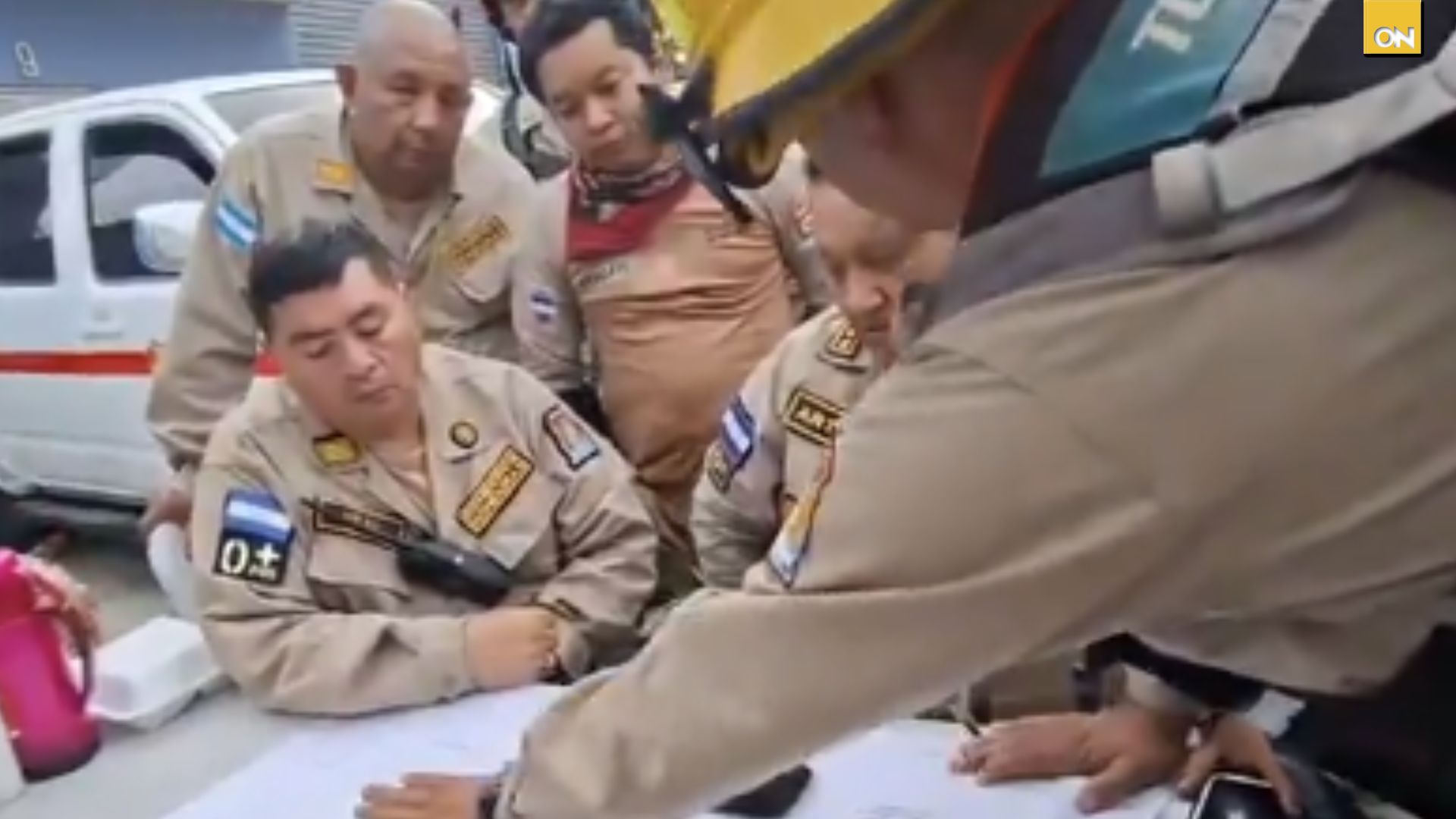 Bomberos utilizan croquis para localizar a víctimas soterradas tras derrumbe en Anillo Periférico