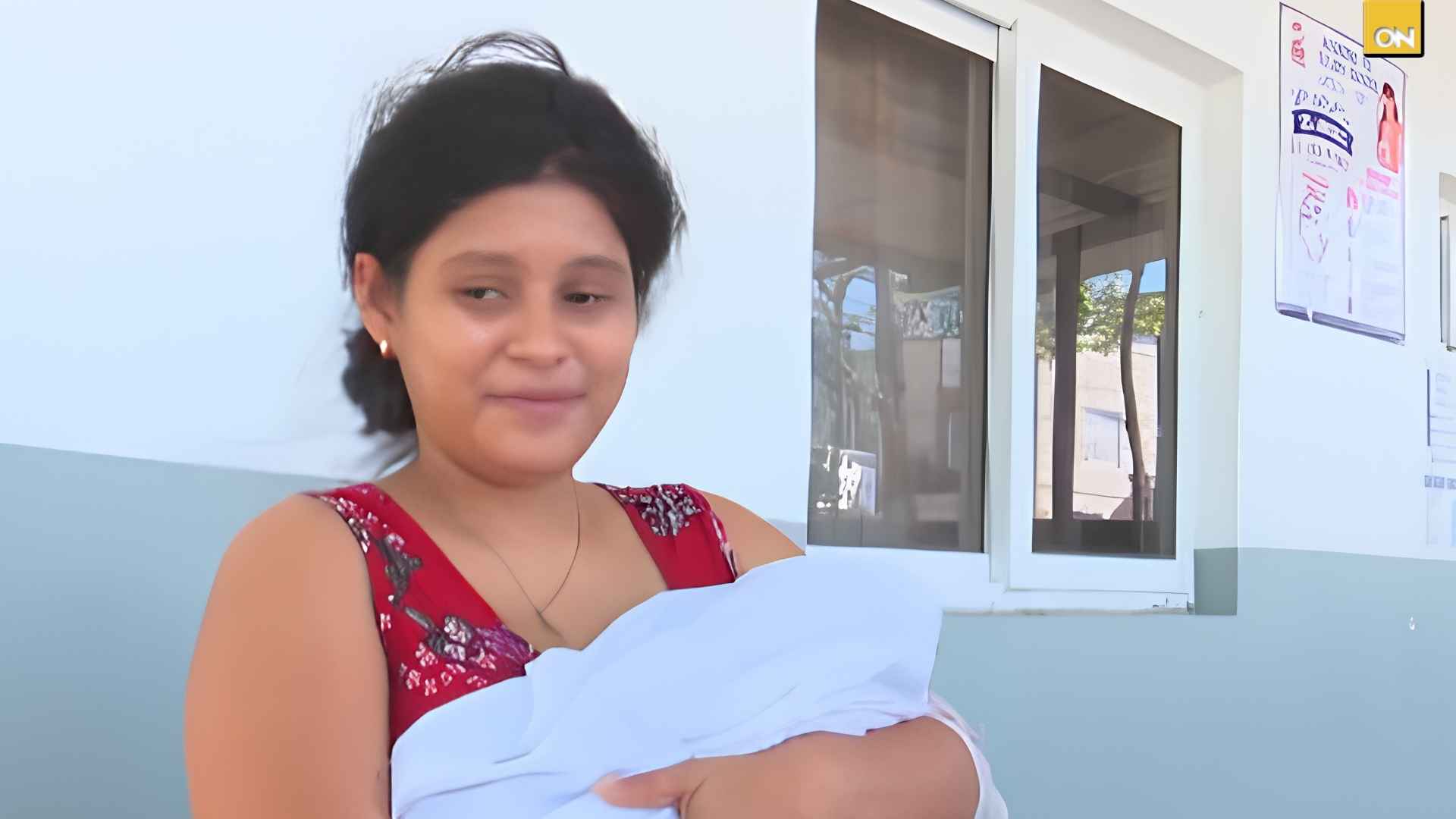 Crisis en hospitales mujer da a luz en banca de Puerto Cortés