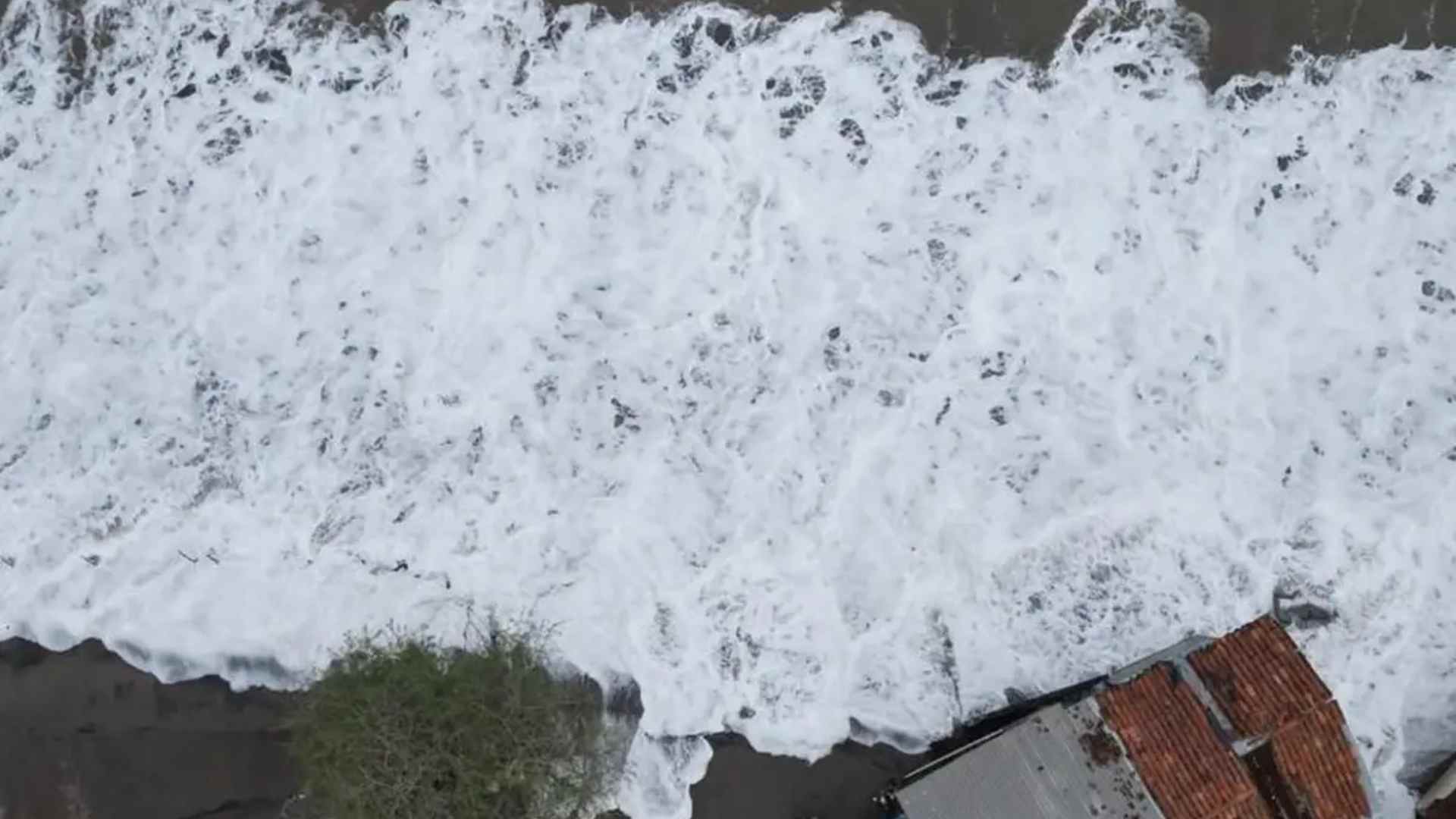 Fuerte oleaje en Cedeño deja impactantes imágenes por efectos de la tormenta Cristina