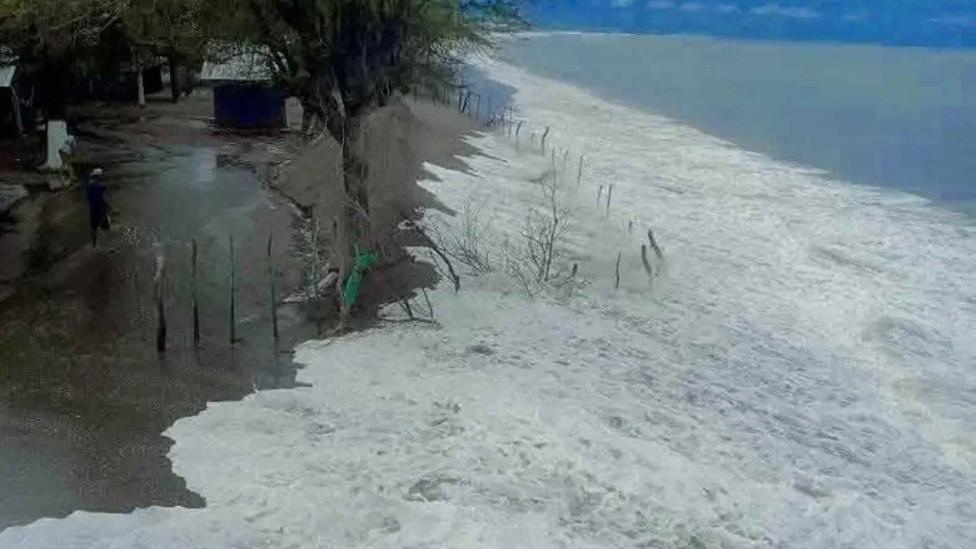 Fuerte oleaje en Cedeño deja impactantes imágenes por efectos de la tormenta Cristina
