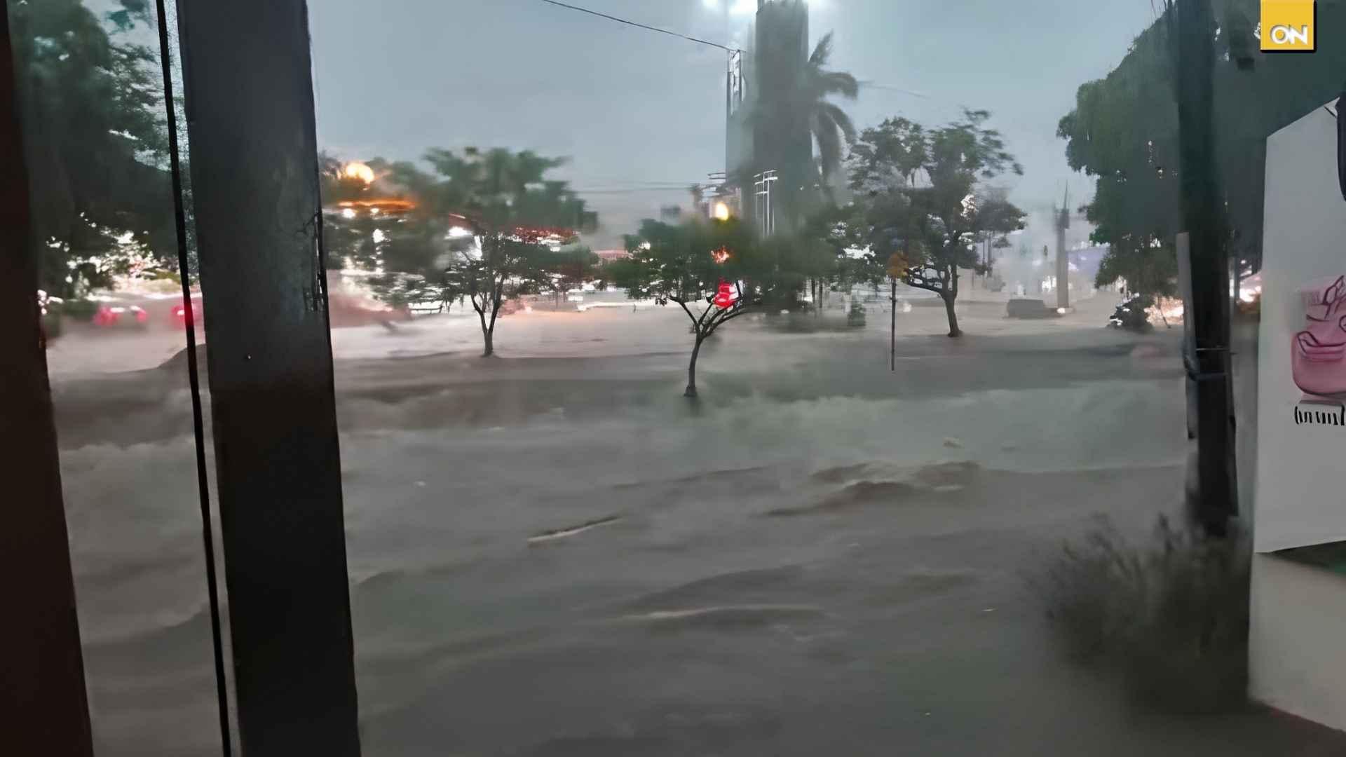 Videos Solo 20 minutos de lluvia bastaron para inundar varias calles de San Pedro Sula