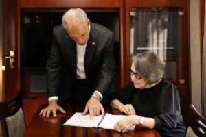 Nasry Asfura viaja a Ucrania acompañado por la canciller Mireya Agüero