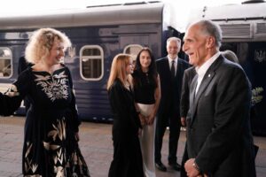 Nasry Asfura viaja a Ucrania acompañado por la canciller Mireya Agüero
