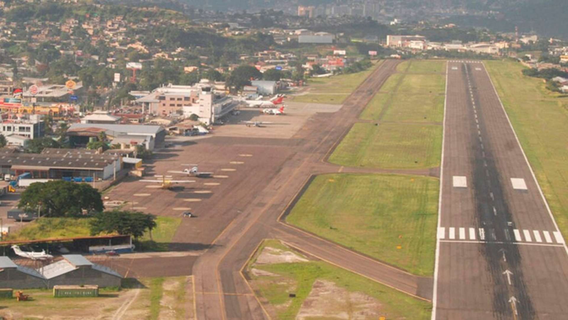 Alertan sobre daños en pista de aeropuerto Toncontín