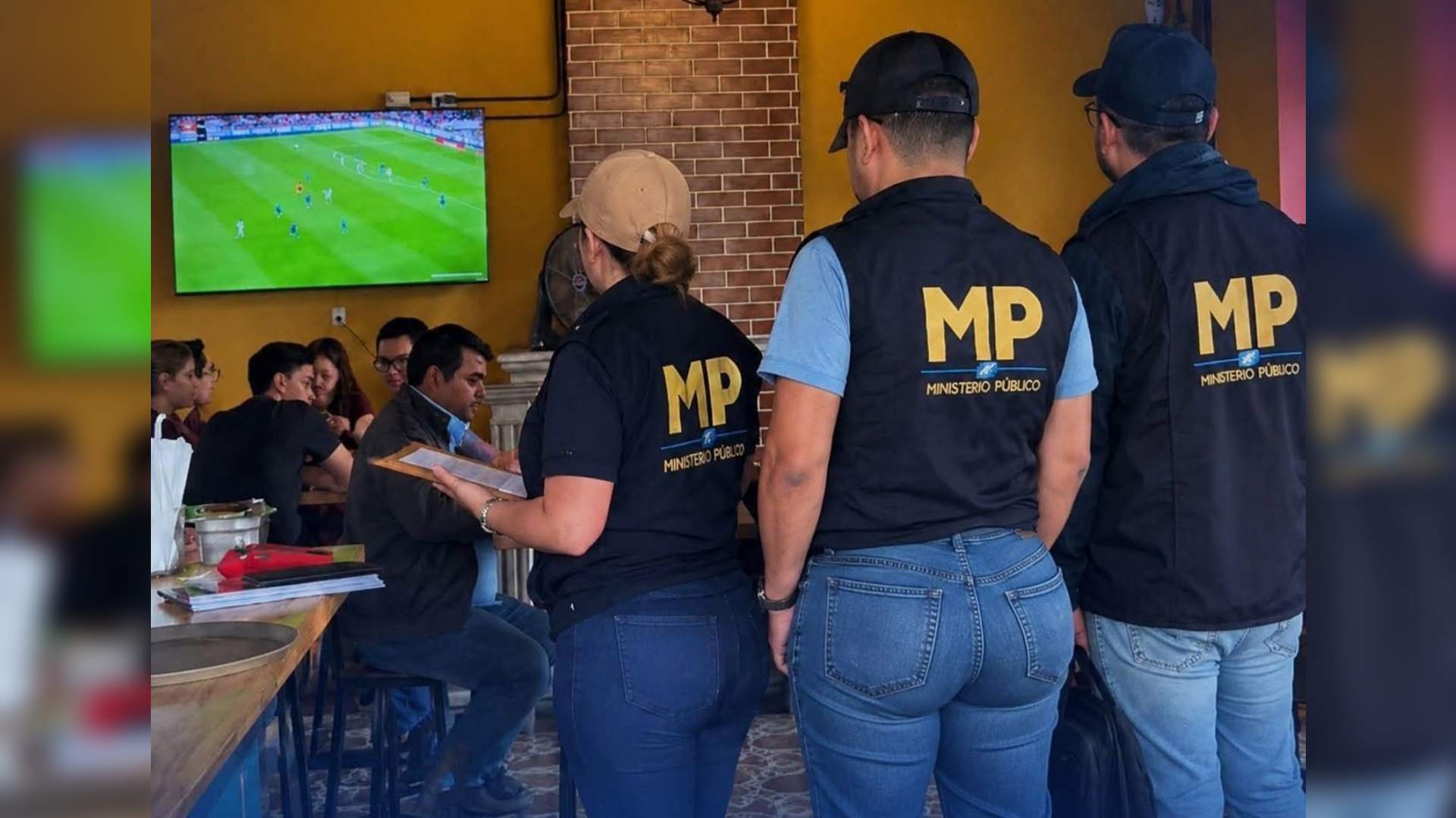 Agente sexy se lleva la atención de operativos del MP