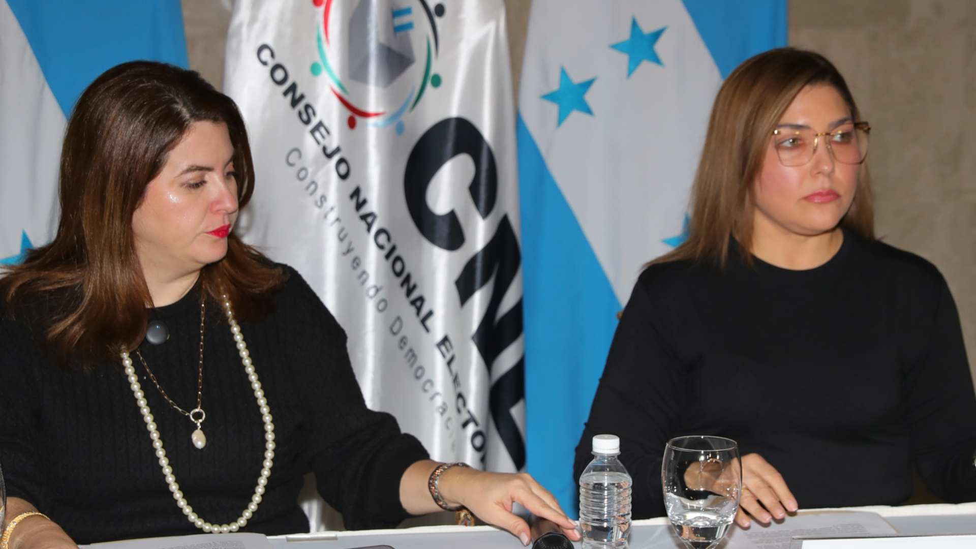 Confirman licencias de Cossette López y Ana Paola Hall