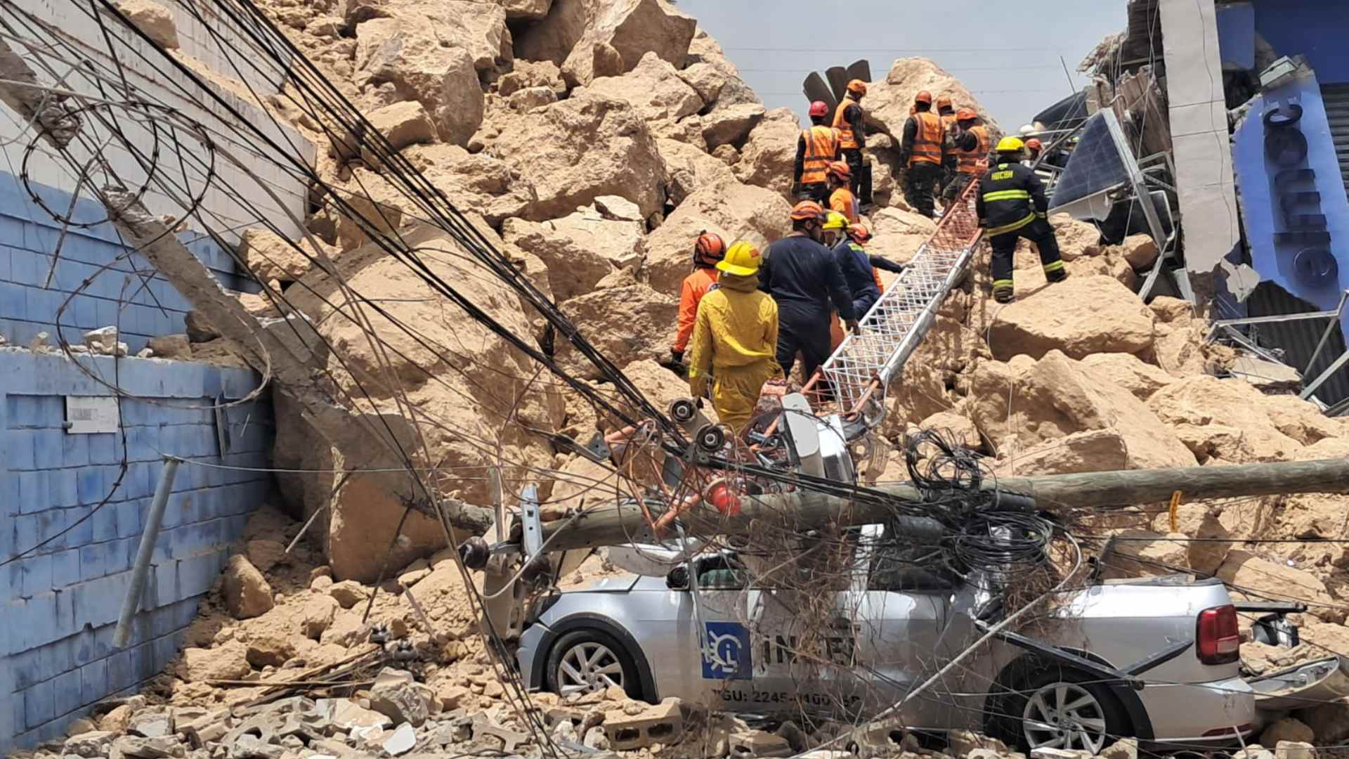 Antes y después del derrumbe e incendio en bodegas del Anillo Periférico: así quedó la zona tras la tragedia