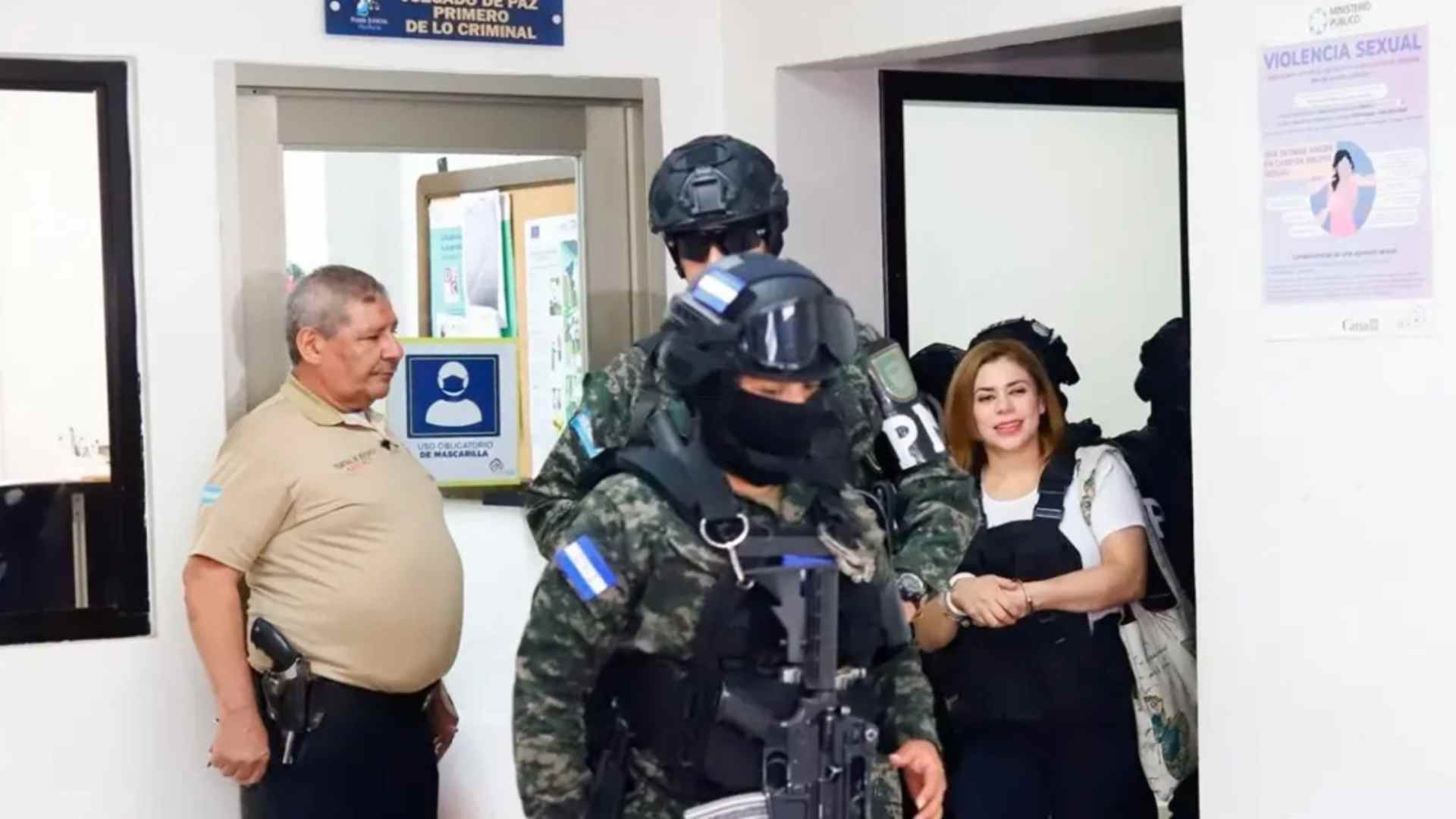 “Sonriendo y denunciando amenazas”: así salió la exfiscal Francia Sofía Medina del tribunal