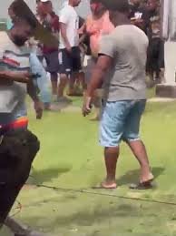 Enfurecida turba irrumpe en posta policial y agr*de a hondureño señalado de supuestamente ultimar a su esposa