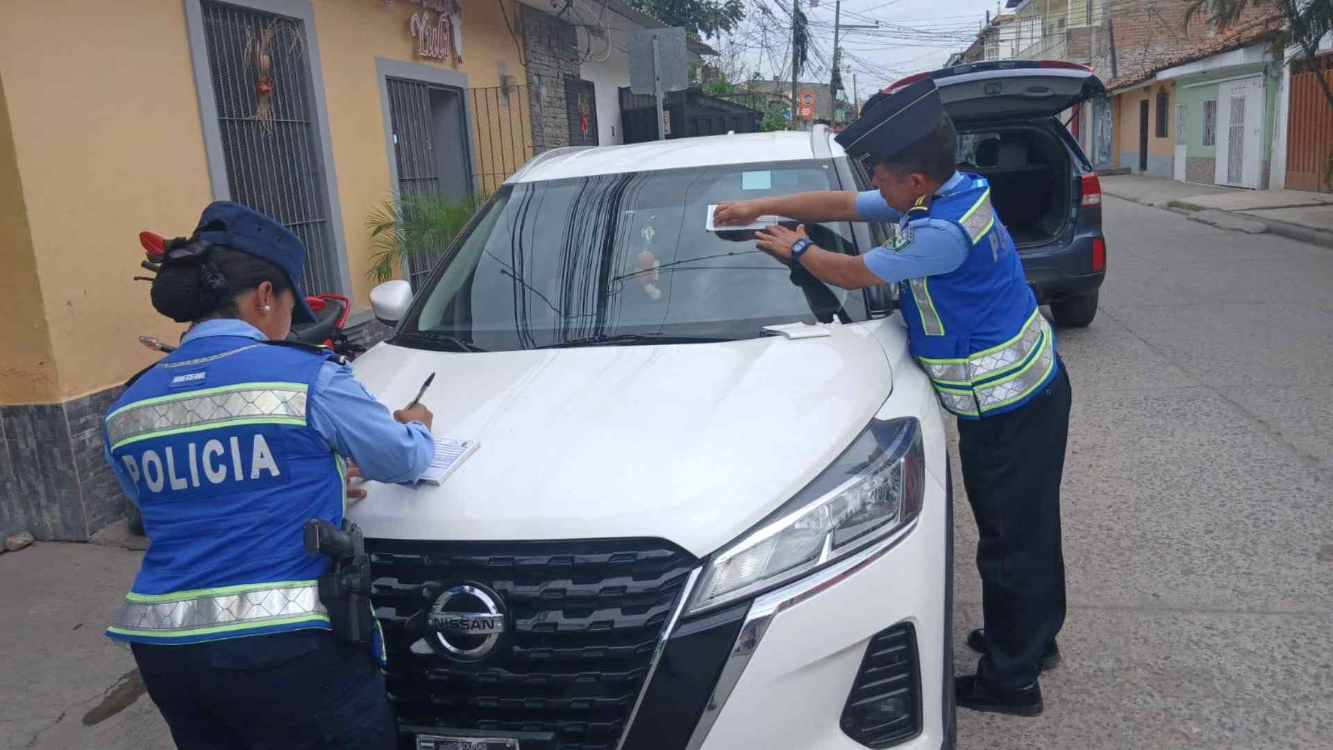 ¿Multa o grúa? DNVT explica qué ocurre cuando un vehículo está mal estacionado en Honduras