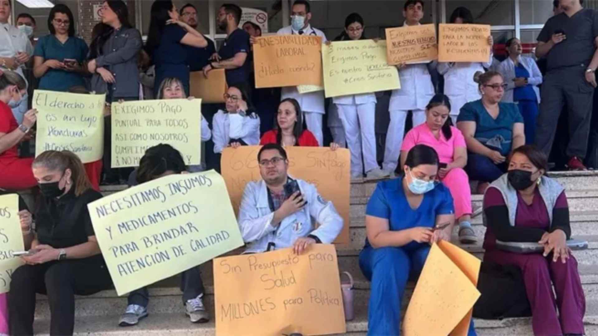 Médicos continúan en asambleas y permanece suspendida la consulta externa