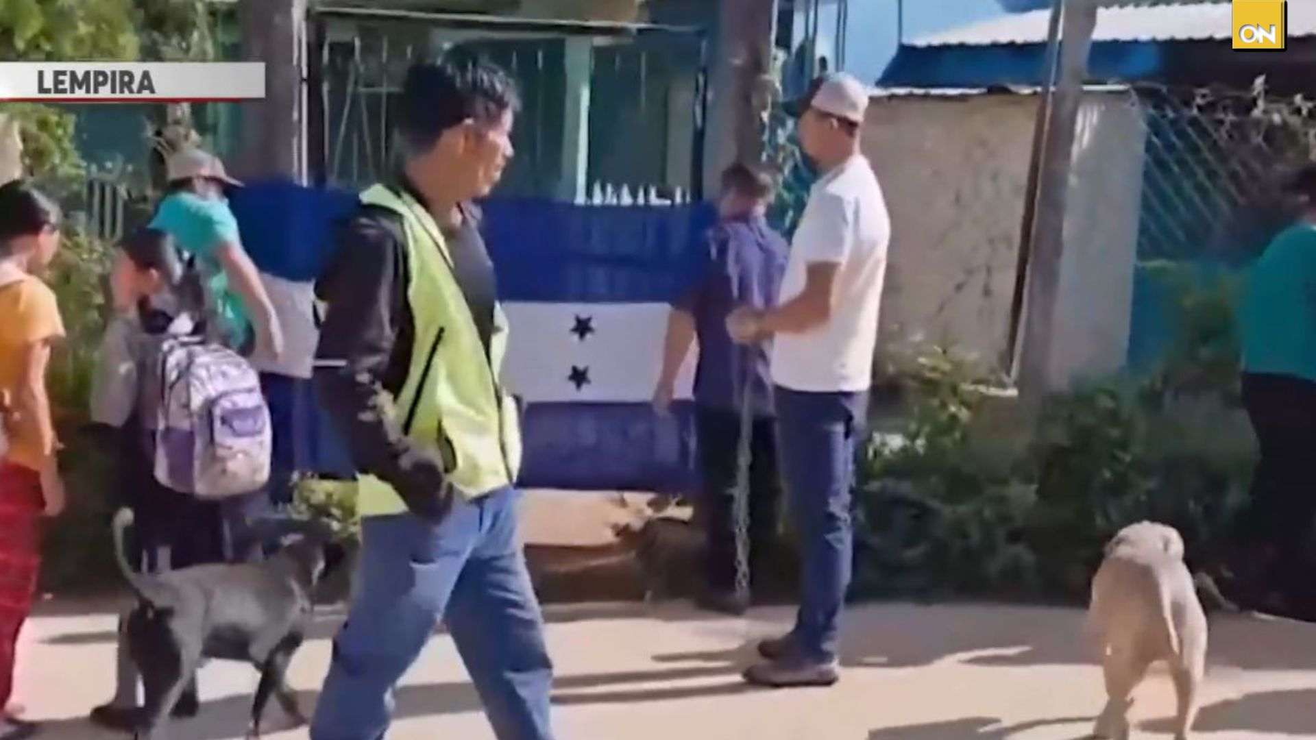 “Los niños lo han visto con botella de guaro”: Denuncian padres de familia quienes toman escuela en Santa Cruz, Lempira