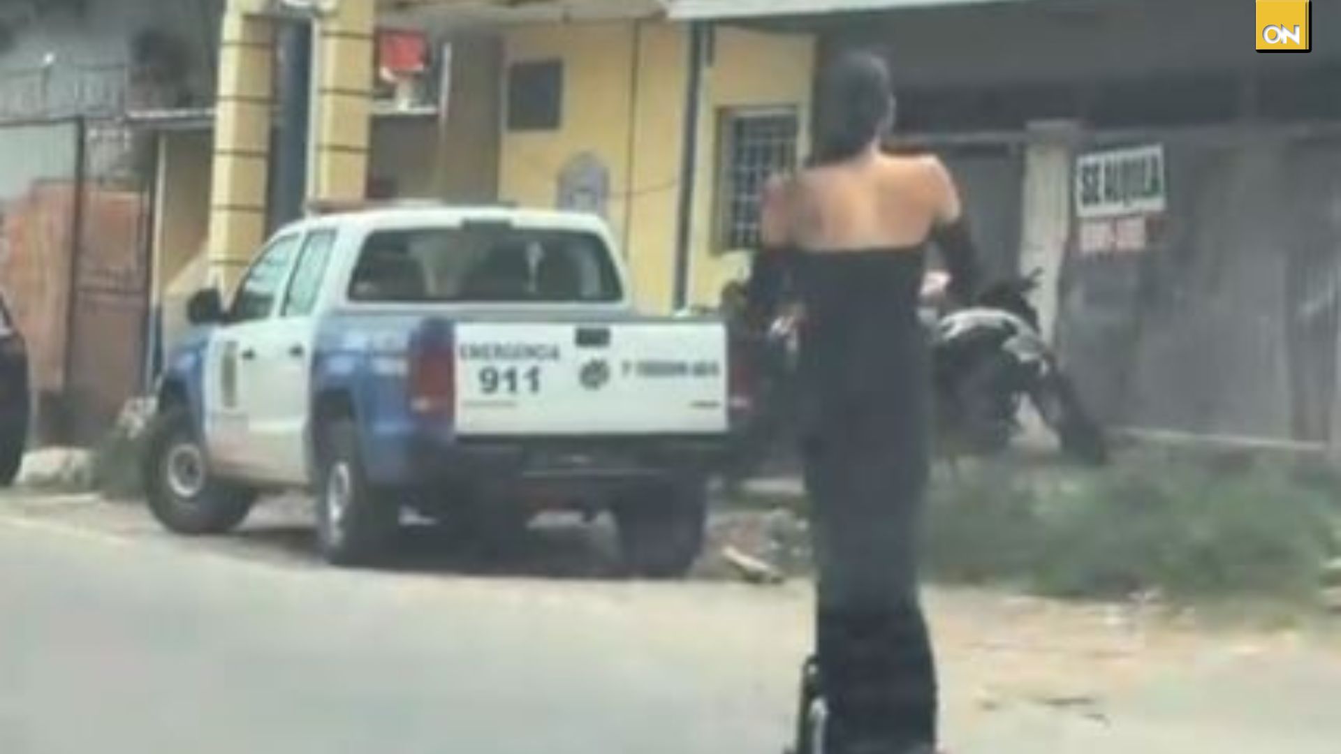 ¿Nueva moda o necesidad? Video de joven que se transporta en patineta desata reacciones en redes sociales