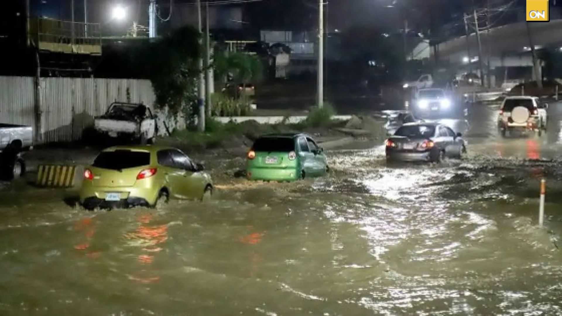 Le salvan la vida a mujer que estaba atrapada por una fuerte corriente durante inundación en San Pedro Sula