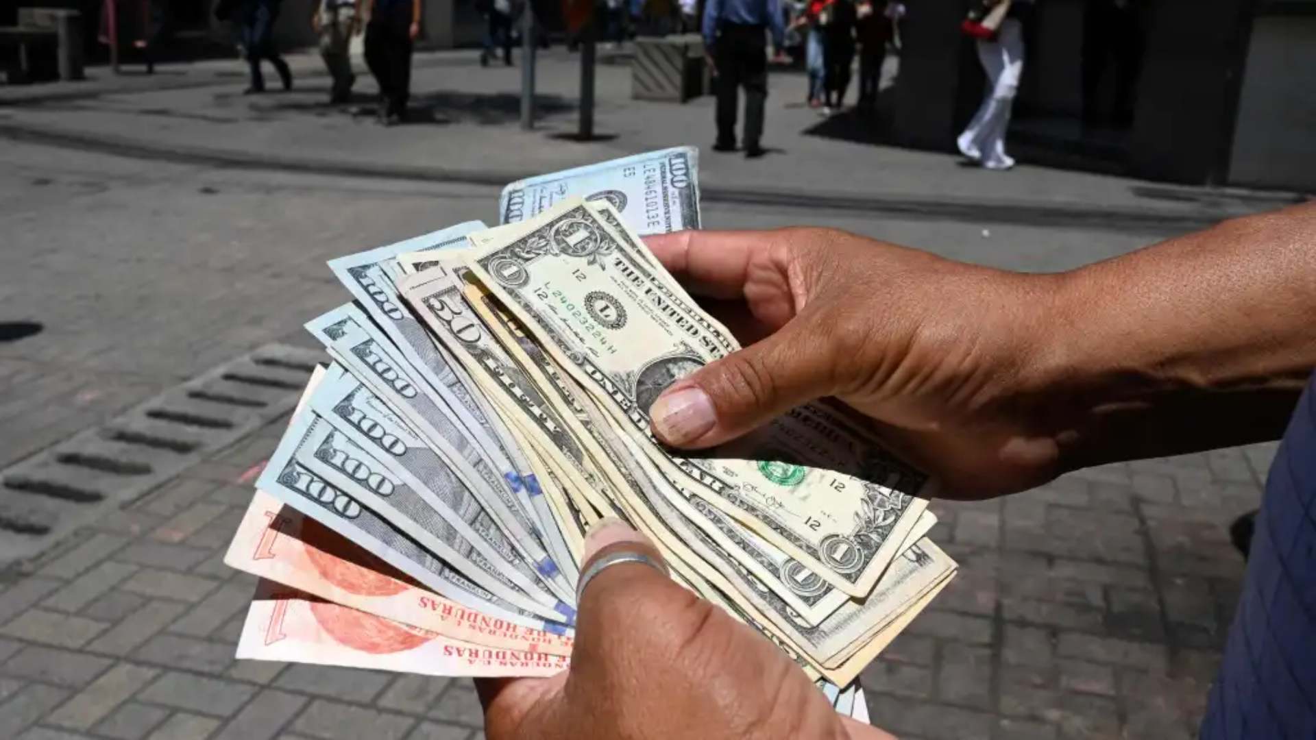 Lo que recibe Honduras en remesas de manera mensual