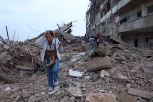 "No he podido llorar": madre busca a sus hijos y a su mamá bajo los escombros tras los terremotos en Venezuela